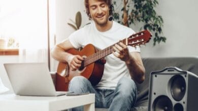 تفسير حلم رؤية العزف على الجيتار في المنام